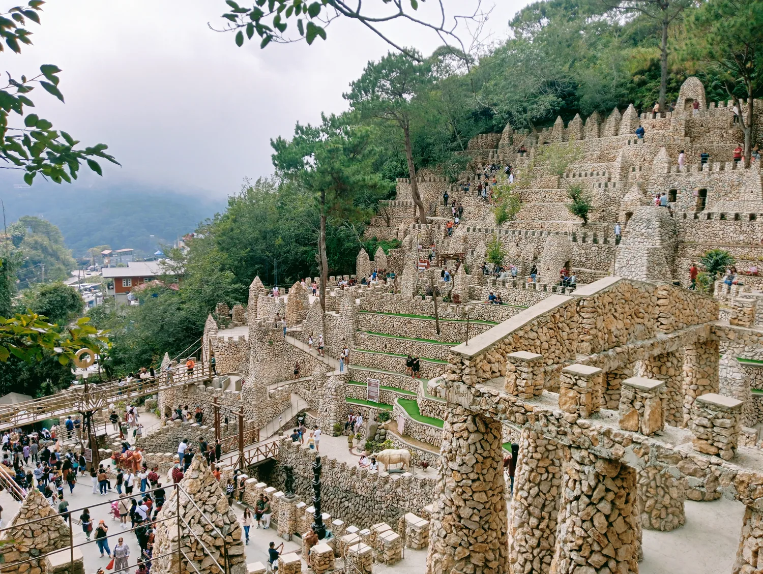 Stone terraces ng Igorot Stone Kingdom sa gilid ng luntiang bundok