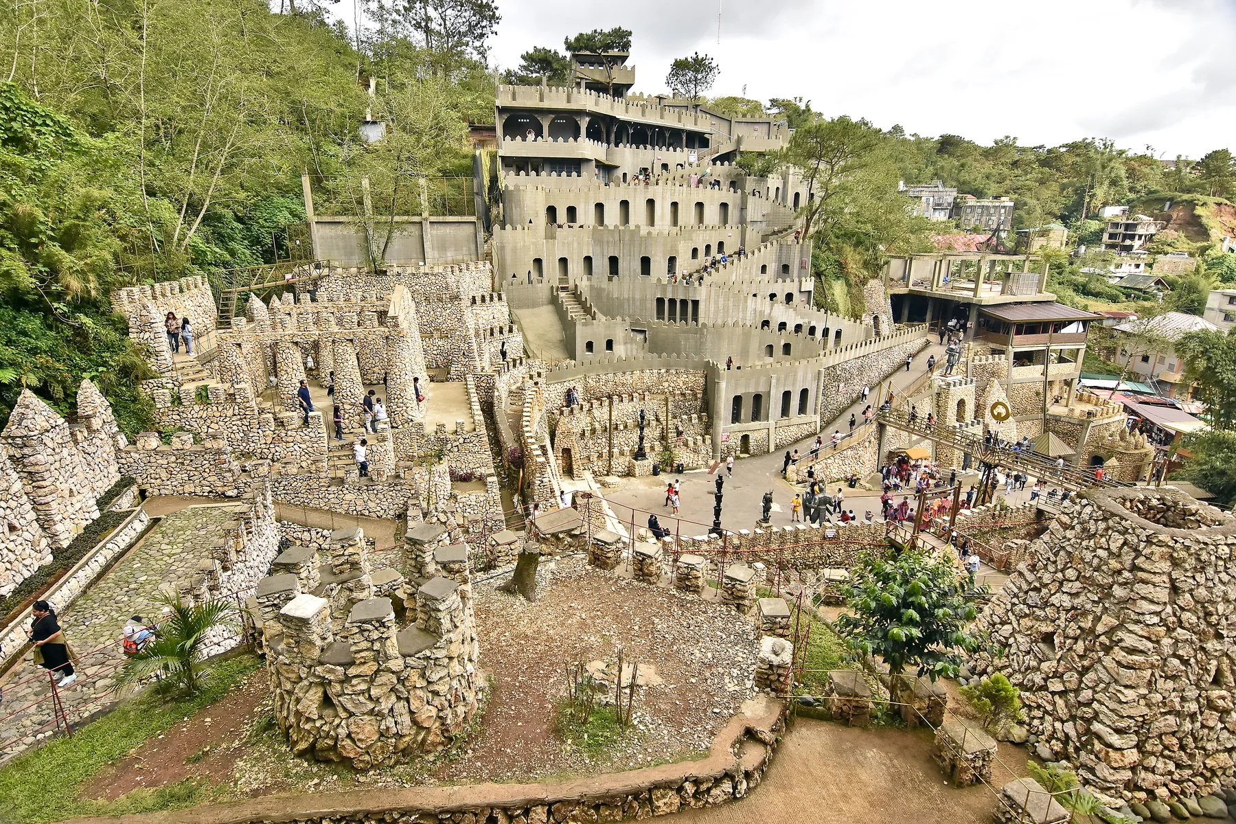 Malawak na tanawin ng mga stone terrace at tore ng Igorot Stone Kingdom